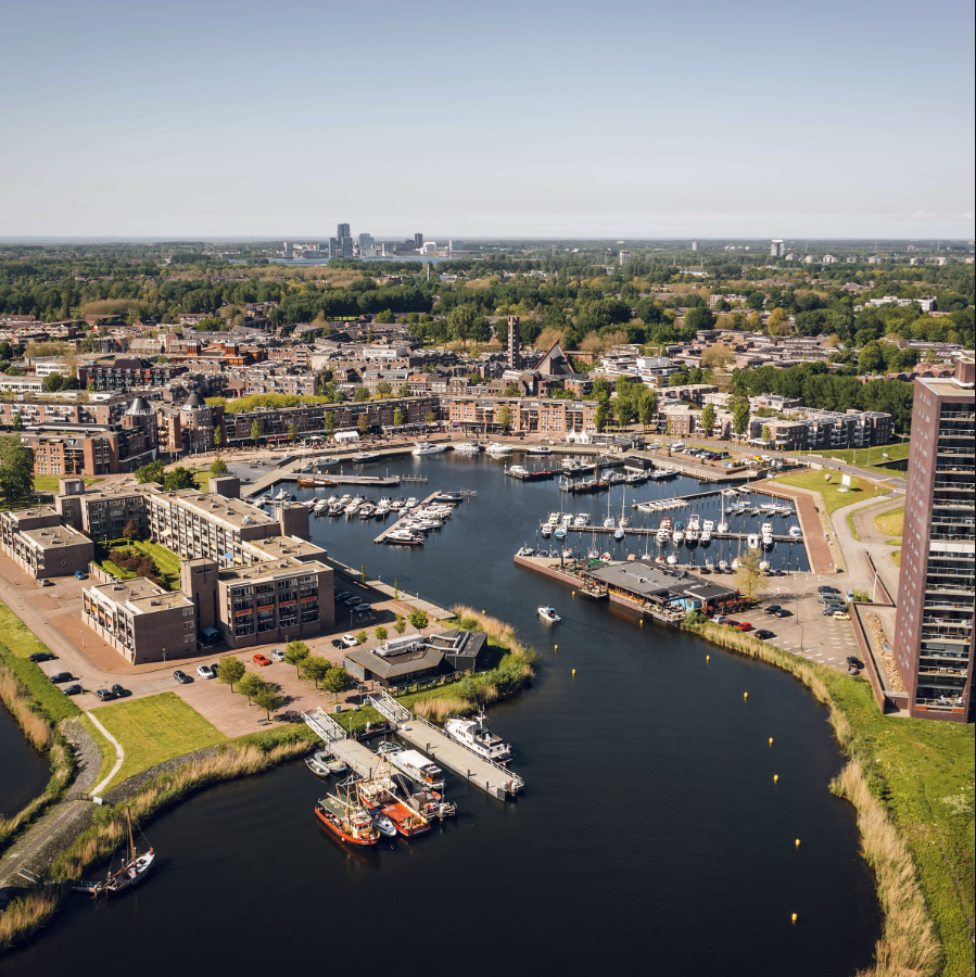 Een sfeerfoto van Almere in de lucht genomen.