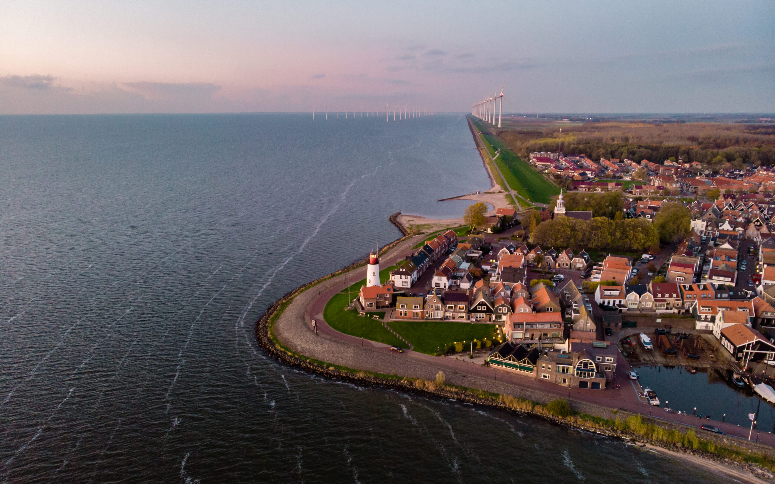 Een sfeerfoto van Urk wat passend is bij Flevoland. Voor mensen die een warmtepomp flevoland kopen willen.