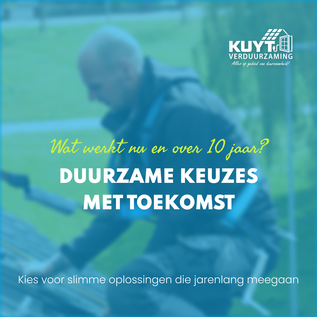 Een foto van medewerker die zonnepanelen legt op een woning. Om toekomstbestendig te zijn.
