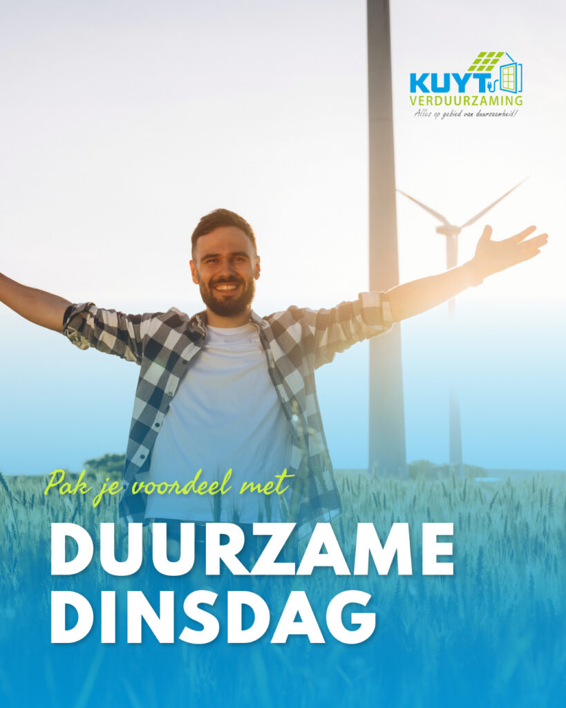 Man met open armen in een veld met windmolens, campagnebeeld Kuyt Verduurzaming voor Duurzame Dinsdag.