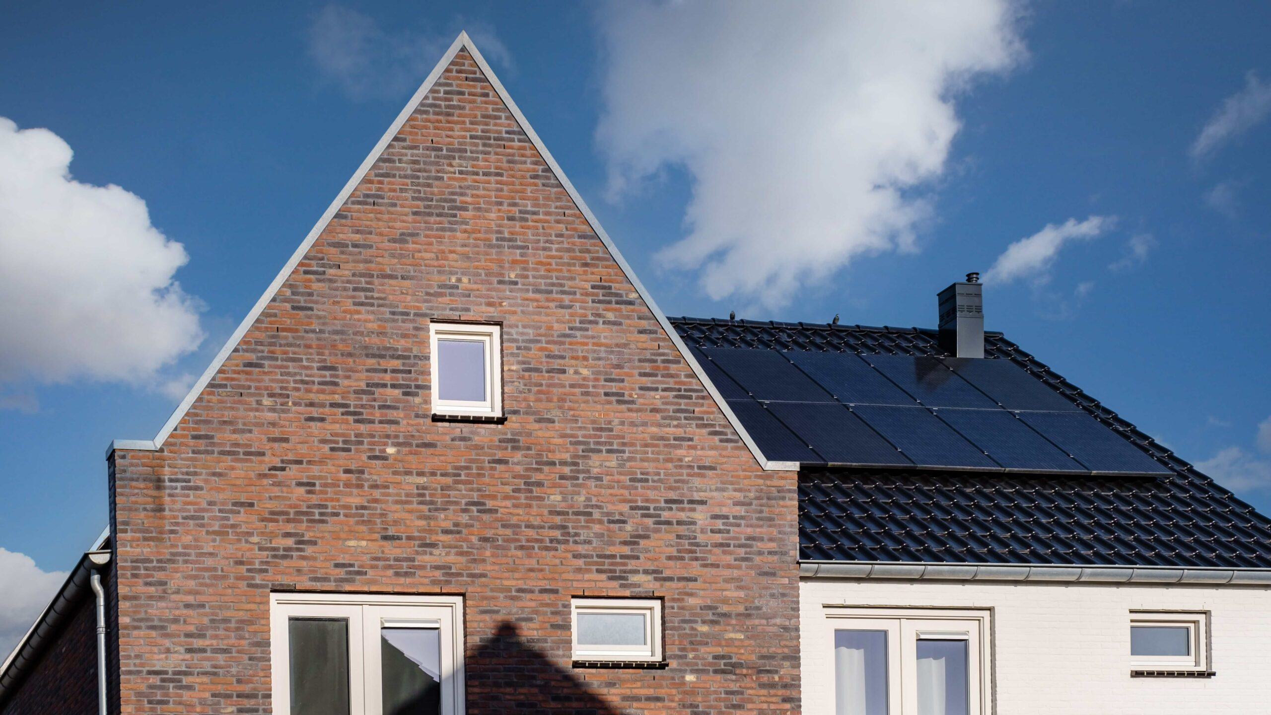 Woning met zonnepanelen op het dak als voorbeeld van wat verandert wanneer salderen zonnepanelen stopt in 2027.
